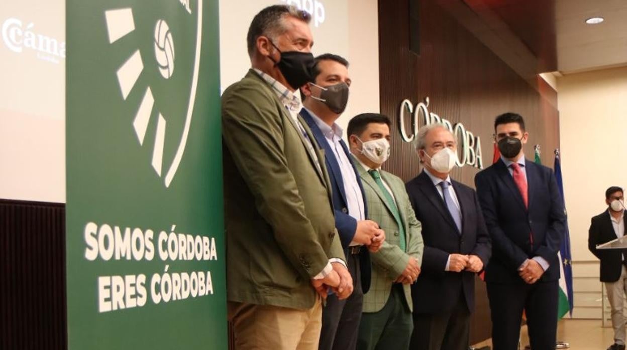 El presidente (centro) del Córdoba Patrimonio, en la presentación de la nueva App del club este lunes