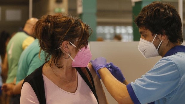 Los andaluces de 55 años pueden pedir cita previa para la vacuna contra el Covid desde este miércoles