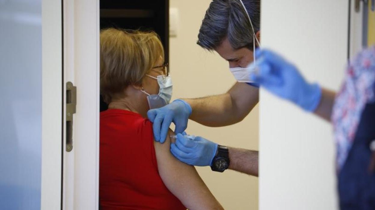 Un sanitario pone la vacuna de Janssen a una mujer en Córdoba