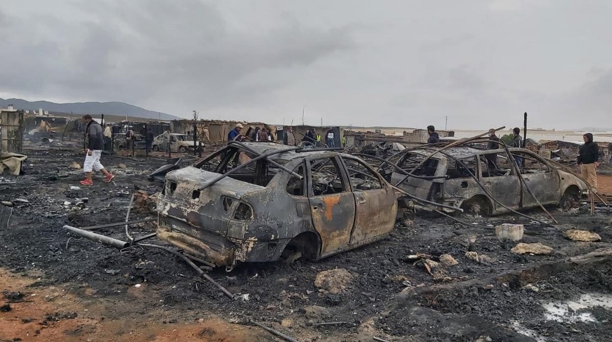 Estado en el que ha quedado el poblado tras el incendio que asoló 100 chabolas en Níjar.