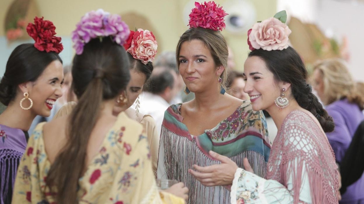 Jóvenes vestidas de gitana en la última edición de la Feria que se celebró, la de 2019