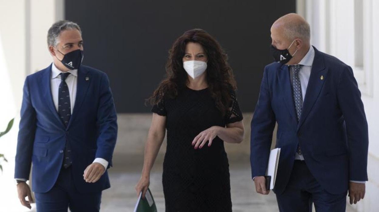 La consejera de Igualdad, Políticas Sociales y Conciliación, Rocío Ruiz, junto a Elías Bendodo y Javier Imbroda