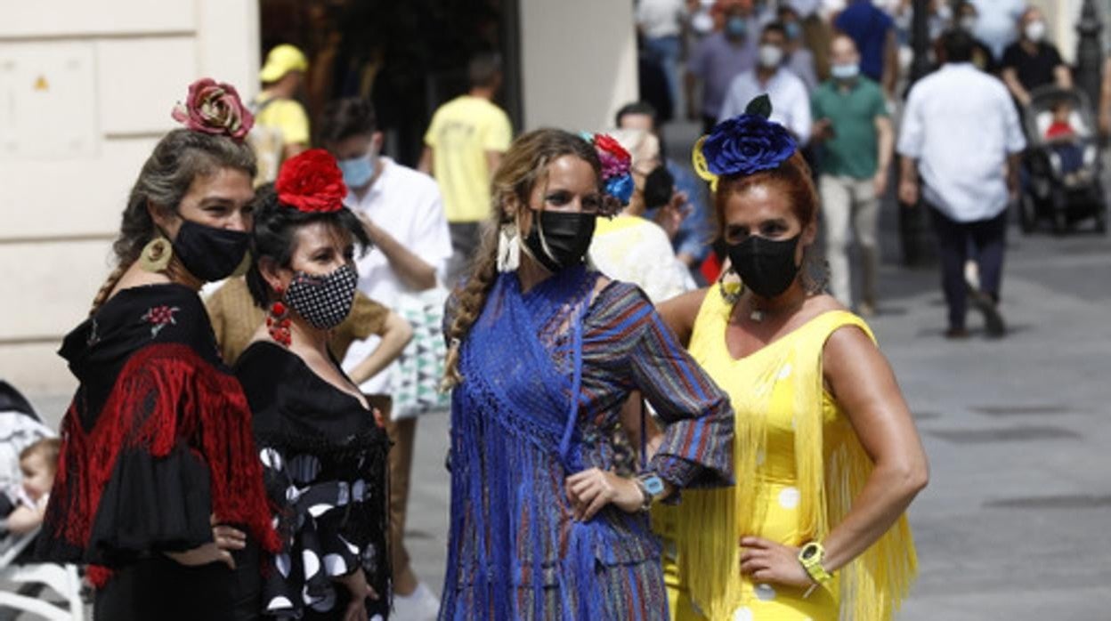 Marcha de mujeres vestidas de flamenca en la plaza de las Tendillas este martes