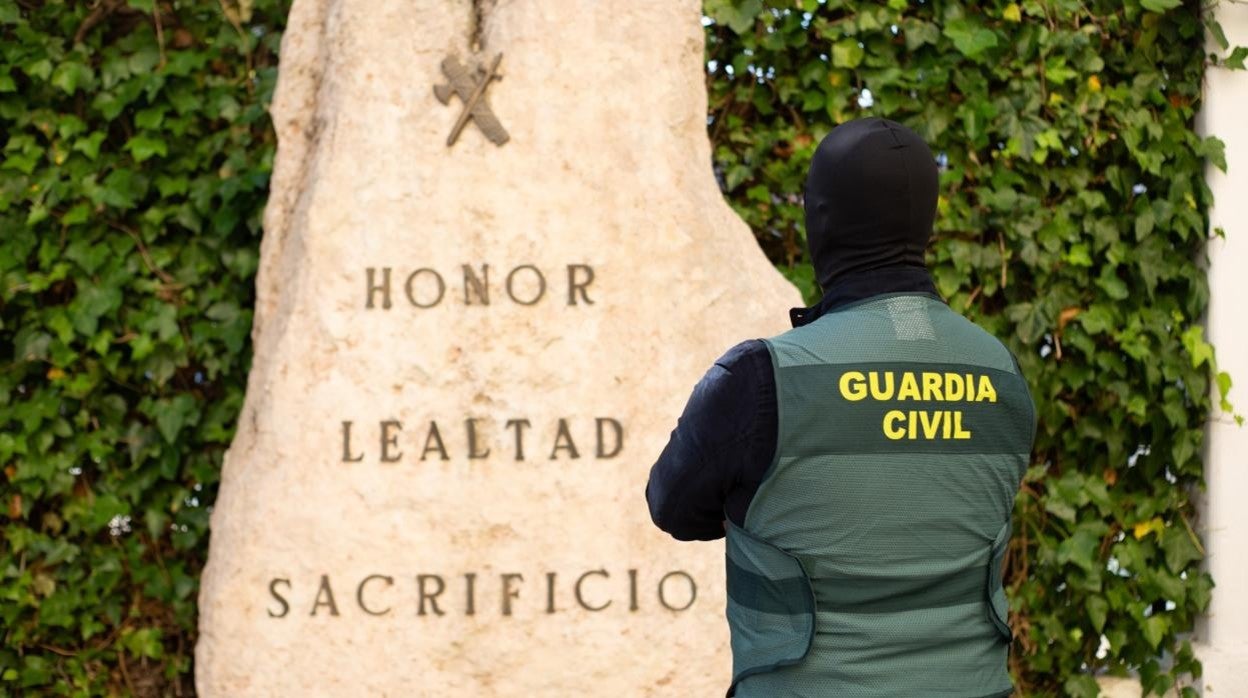 «Víctor» posa de espaldas ante el lema de la Benemérita en la Comandancia de Sevilla