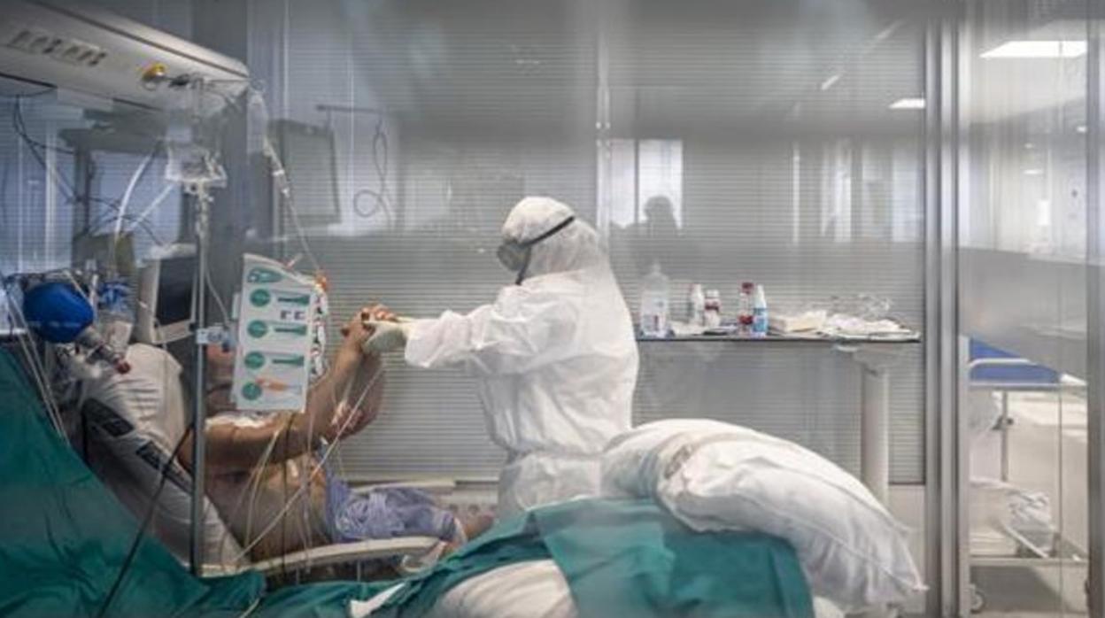 Un paciente recibe cuidados en la UCI de un centro sanitario