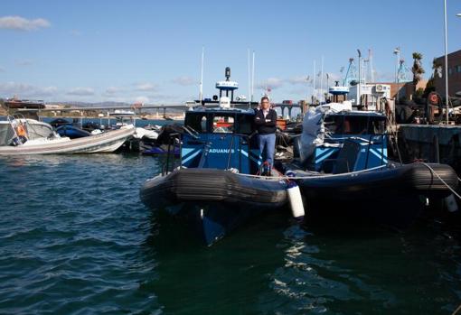 Lisardo Capote, a bordo de una patrullera del SVA en Algeciras