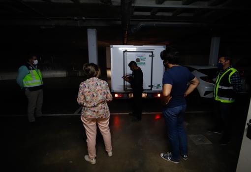 La Policía Nacional escoltando un furgón con vacunas en instalaciones del SAS