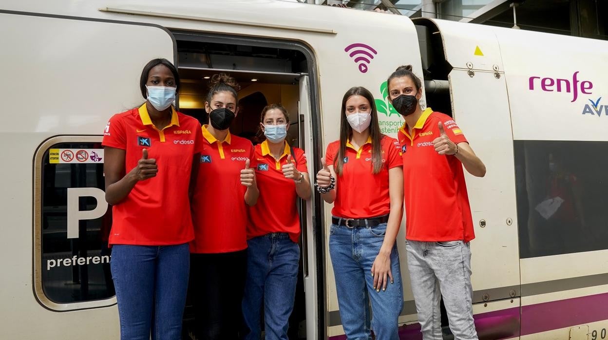 Varias componentes de España de baloncesto, a su llegada a Córdoba este luens