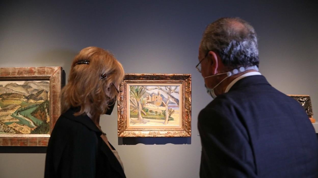La baronesa Carmen Thyssen observa junto al alcalde de Málaga, Francisco de la Torre, una de las obras de la muestra