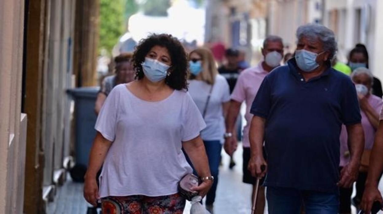 Ciudadanos pasean por el centro de Cádiz con la mascarilla puesta