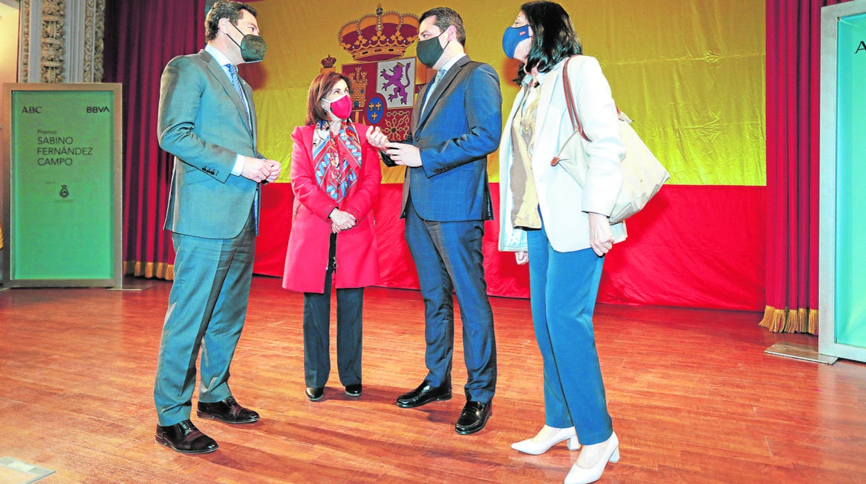 Bellido junto a la ministra de Defensa, su secretaria deEstado y el presidente de la Junta en Sevilla