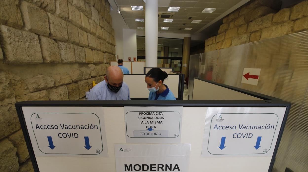 Acceso a la zona de vacunación habilitada en la planta baja del Ayuntamiento