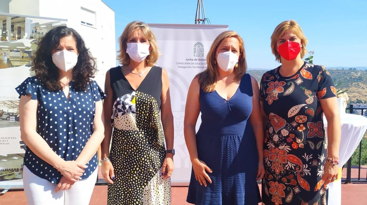 La delegada de Educación, en su visita al instituto de Montoro