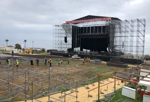 Montaje de la platea en el escenario Unicaja Banco