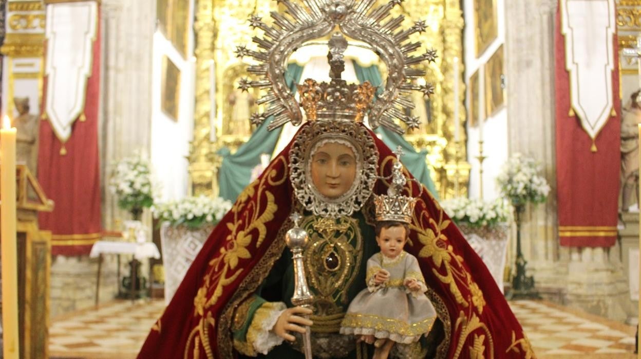 La Virgen del Soterraño, con el Niño Jesús en brazos