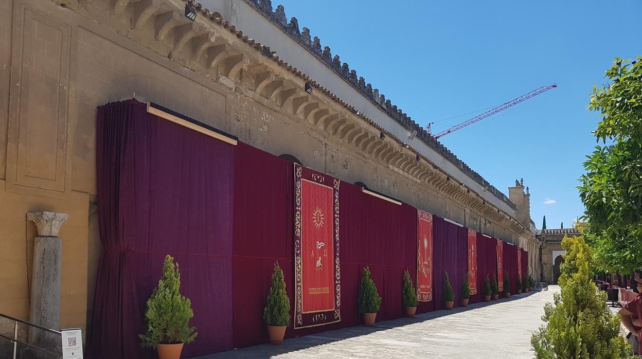 El muro norte de la Mezquita-Catedral , adornado con colgaduras y macetones para el Corpus 2021