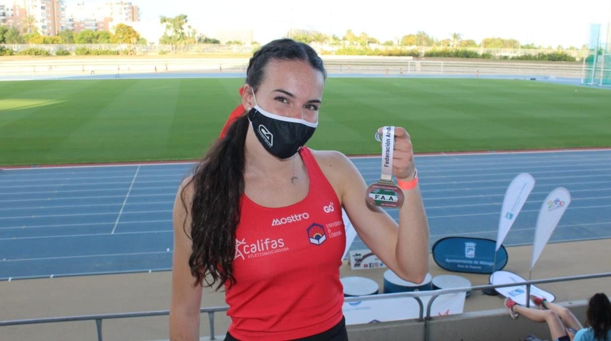 La atleta de Los Califas Carmen Avilés muestra el oro de campeona de Andalucía en 200 metros