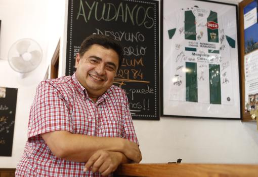 García Román, junto a una camiseta del equipo firmada
