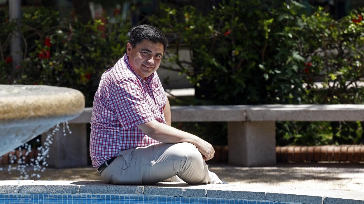 El presidente del Córdoba Patrimonio, José García Román, en un parque de la ciudad