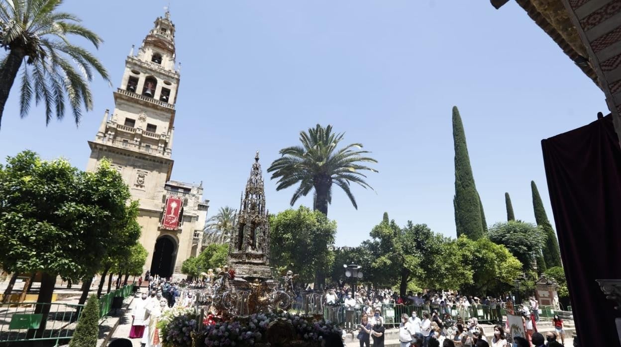 El Santísimo, en la Custodia de Arfe, poco antes de volver a entrar en la Catedral en el Patio de los Naranjos