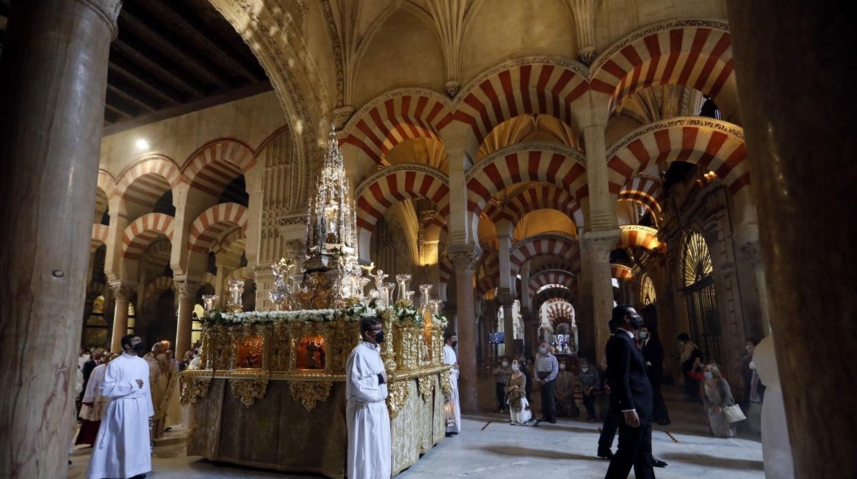 Procesión del Corpus en el interior de la Catedral, el 14 de junio ed 2020