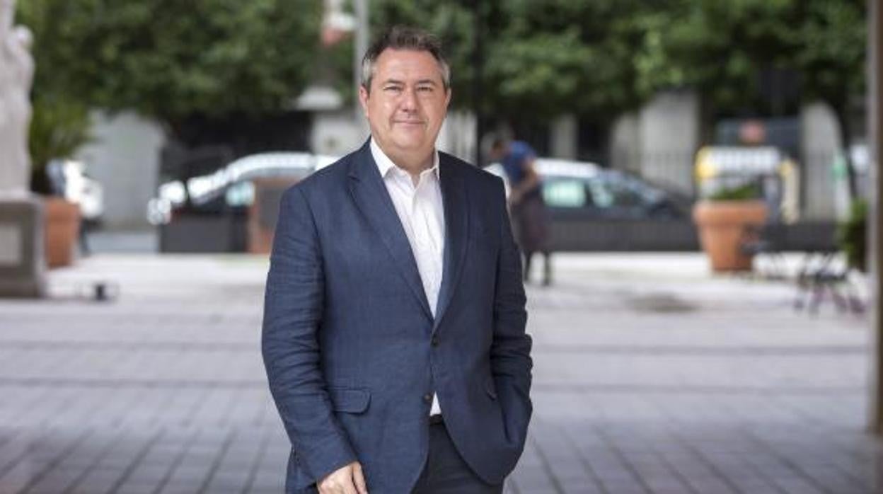 Juan Espadas posa para la entrevista que ha concedido a ABC