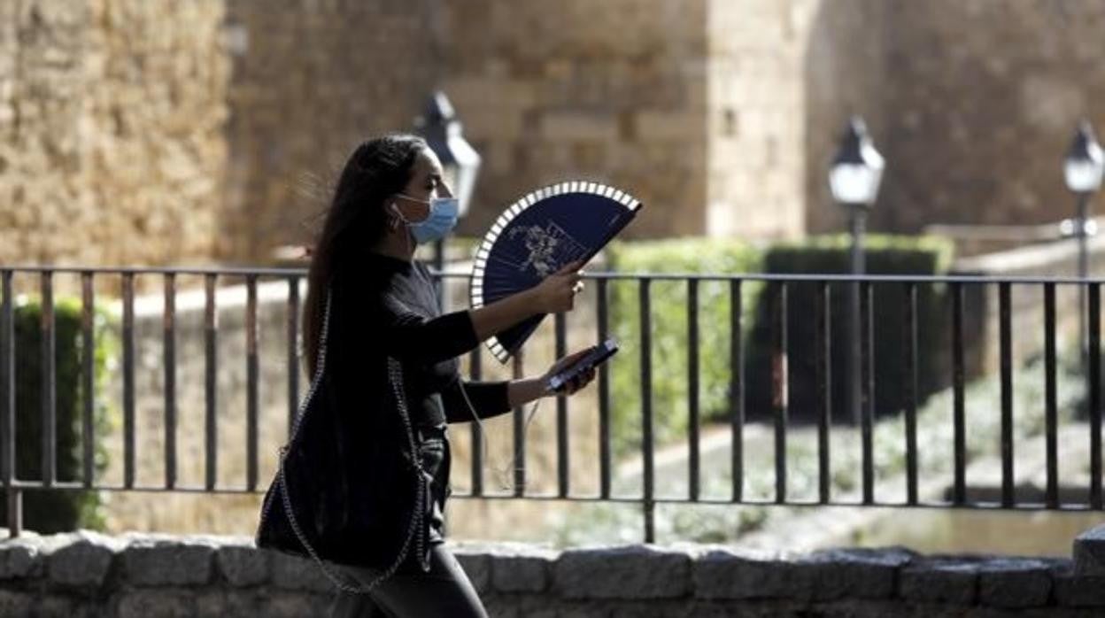 Una joven se abanica mientras pasea por Córdoba