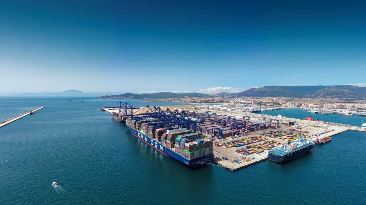 El Puerto de Algeciras es uno de los veinte mayores del mundo, pero tiene carencias en sus conexiones por ferrocarril