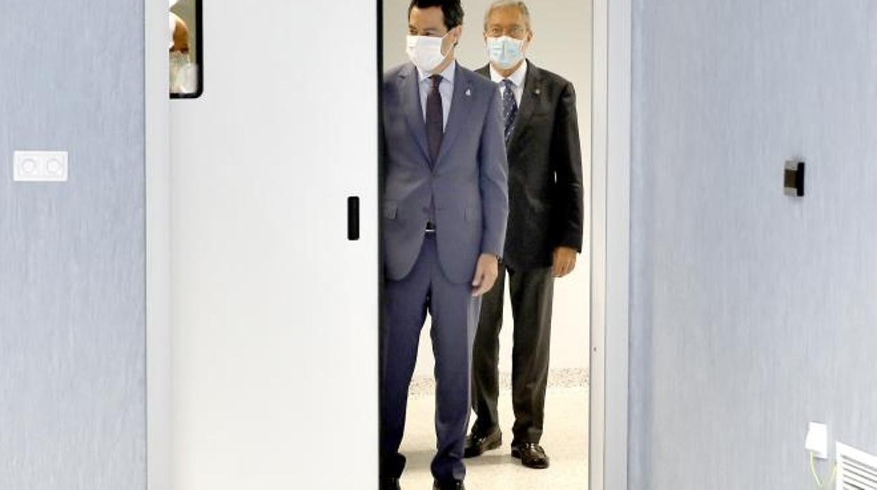 El presidente andaluz, Juanma Moreno, recuperó este lunes su agenda pública tras superar el Covid