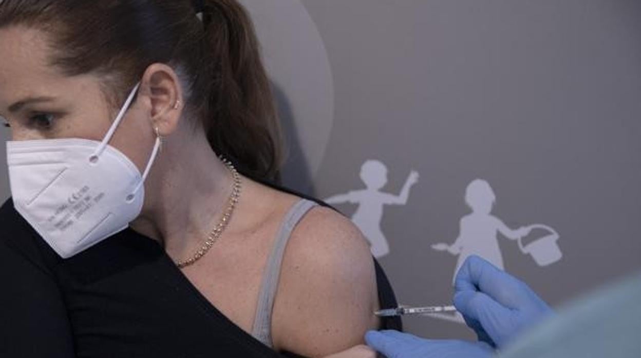 Una mujer recibe la vacuna contra el coronavirus