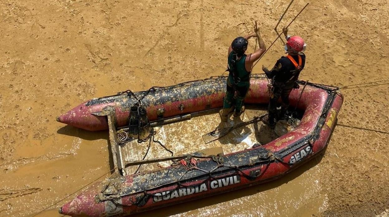 El grupo subacuático de la Guardia Civil participa en la búsqueda