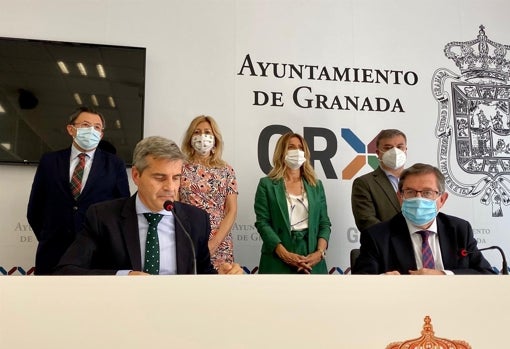 César Díaz junto a Luis Gónzalez, sentados, junto a los otros cuatro ediles del PP que abandonaron el gobierno municipal este martes