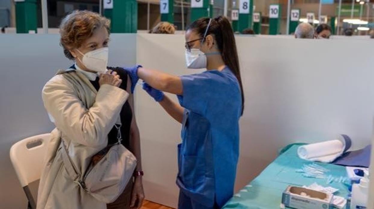 Una mujer recibe la vacuna contra el coronavirus