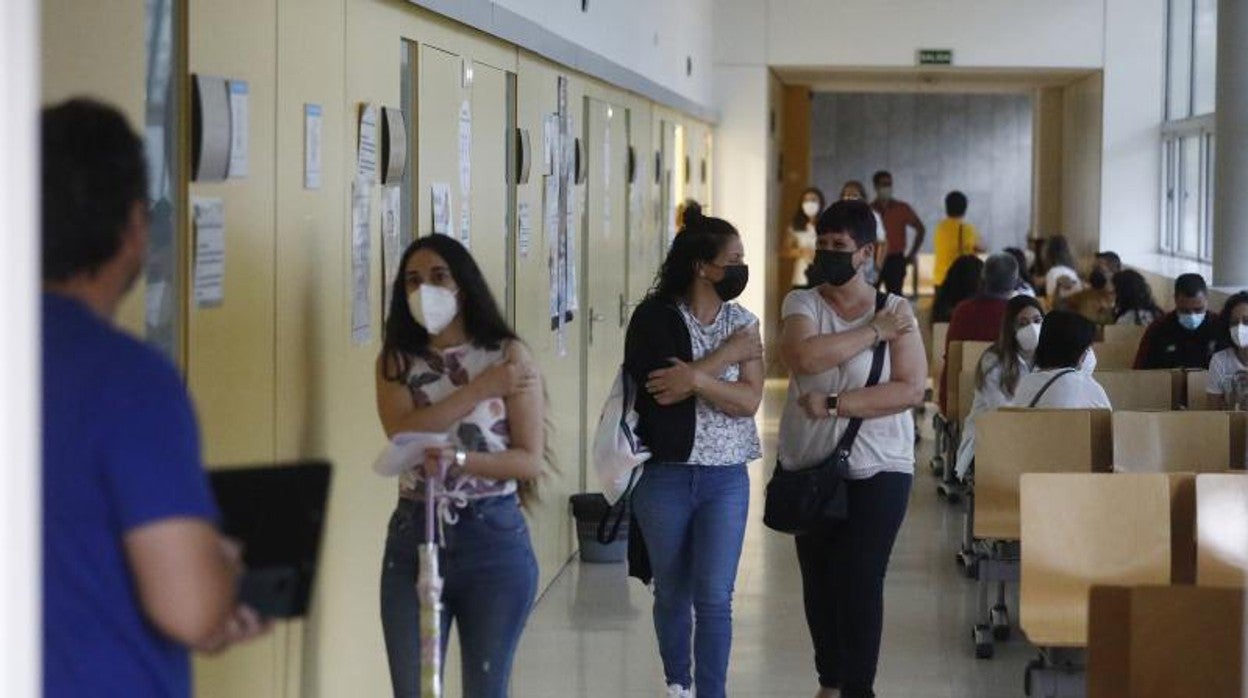 Profesionales docentes reciben la segunda dosis de la vacuna en Córdoba