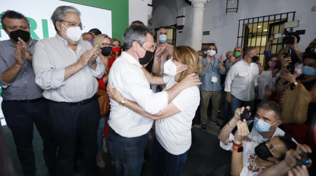 Juan Espadas y Susana Díaz se abrazan tras conocer el resultado de las primarias