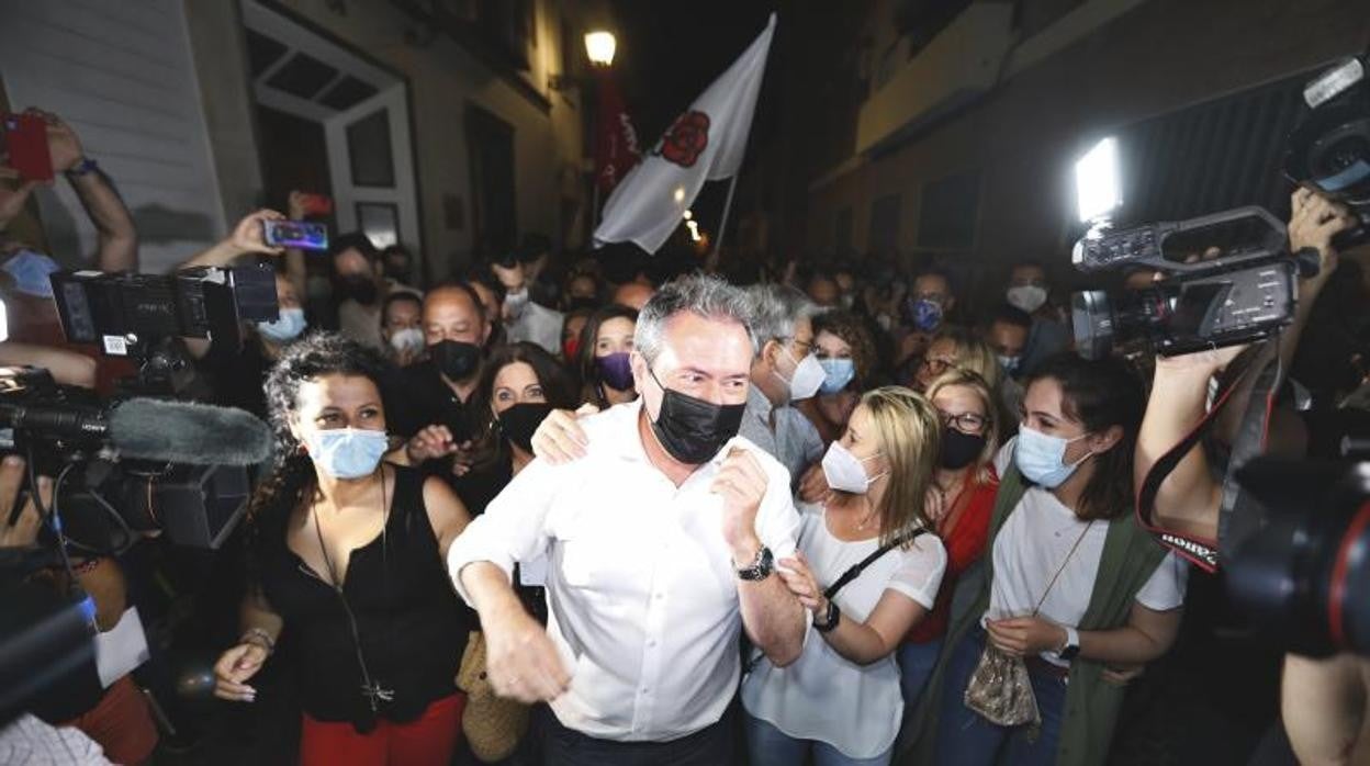 Juan Espadas, ovacionado en la sede regional del partido tras ganar las primarias a candidato socialista a la Presidencia de la Junta