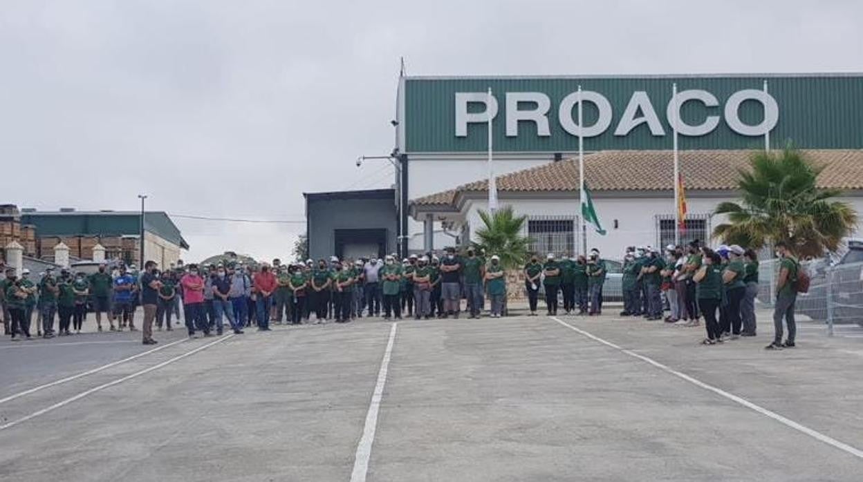 Los trabajadores han guardado dos minutos de silencio