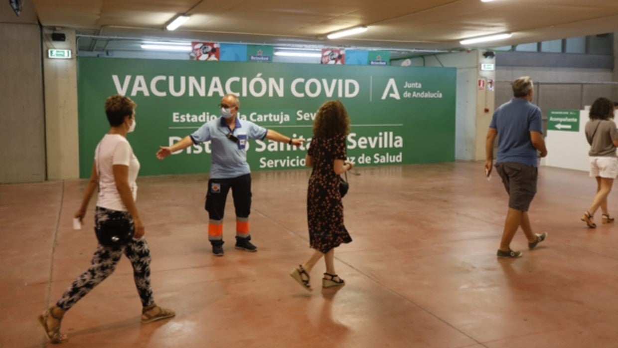 Vacunación masiva anti Covid en el estadio de La Cartuja en Sevilla