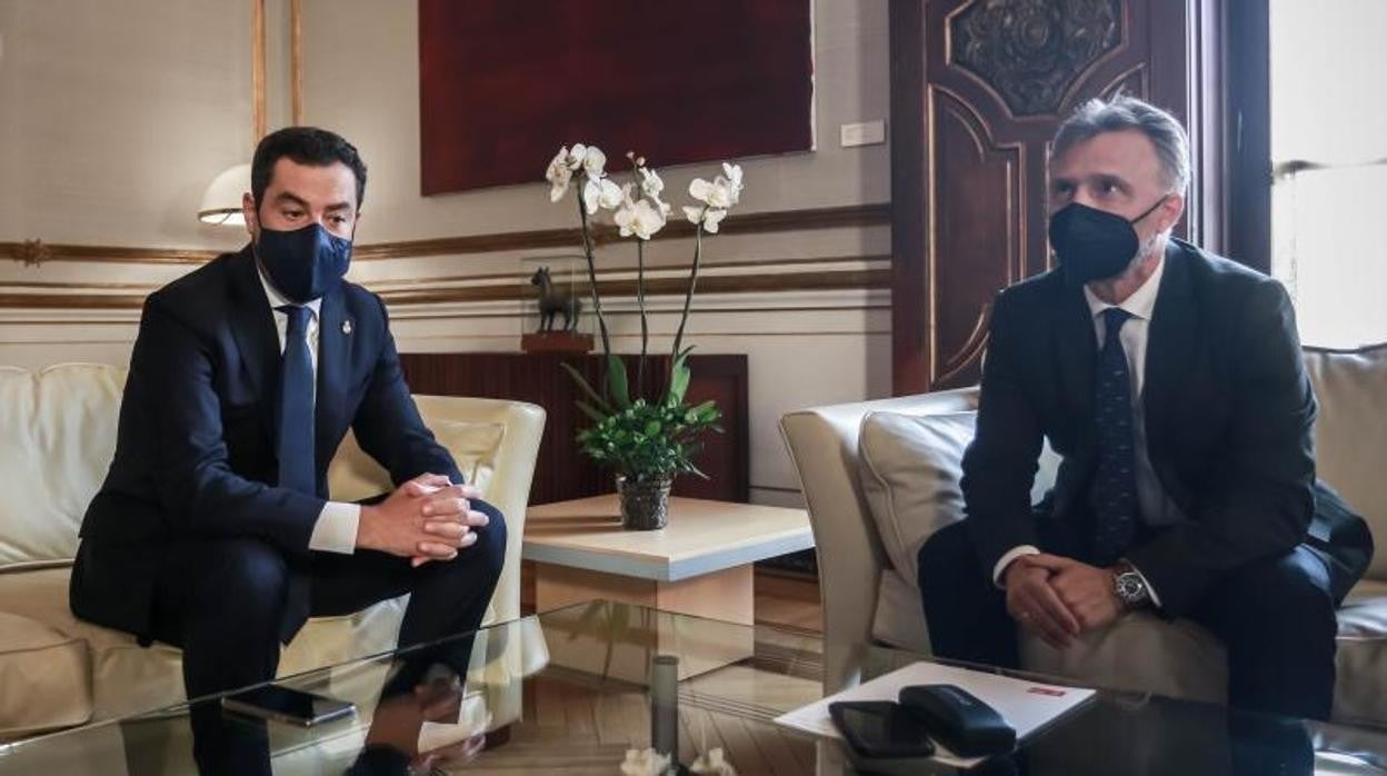 El presidente de la Junta recibe al portavoz parlamentario del PSOE, José Fiscal, ayer en San Telmo