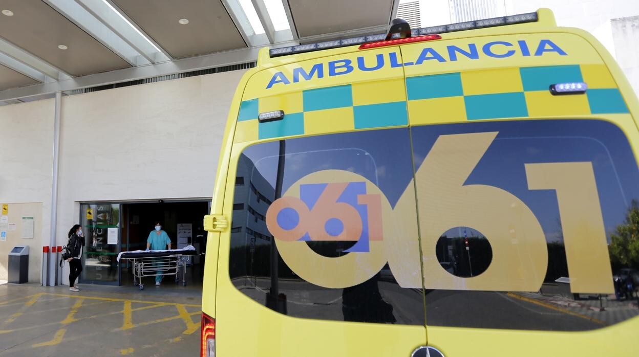 Una ambulancia ante las Urgencias del Hospital Reina Sofía de Córdoba
