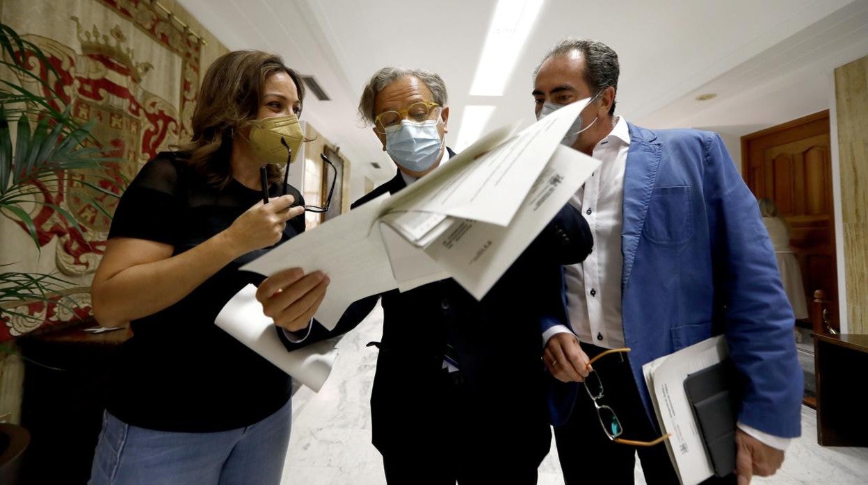 El teniente de alcalde de Hacienda, Salvador Fuentes, conversa con los ediles Isabel Ambrosio y Antonio Álvarez