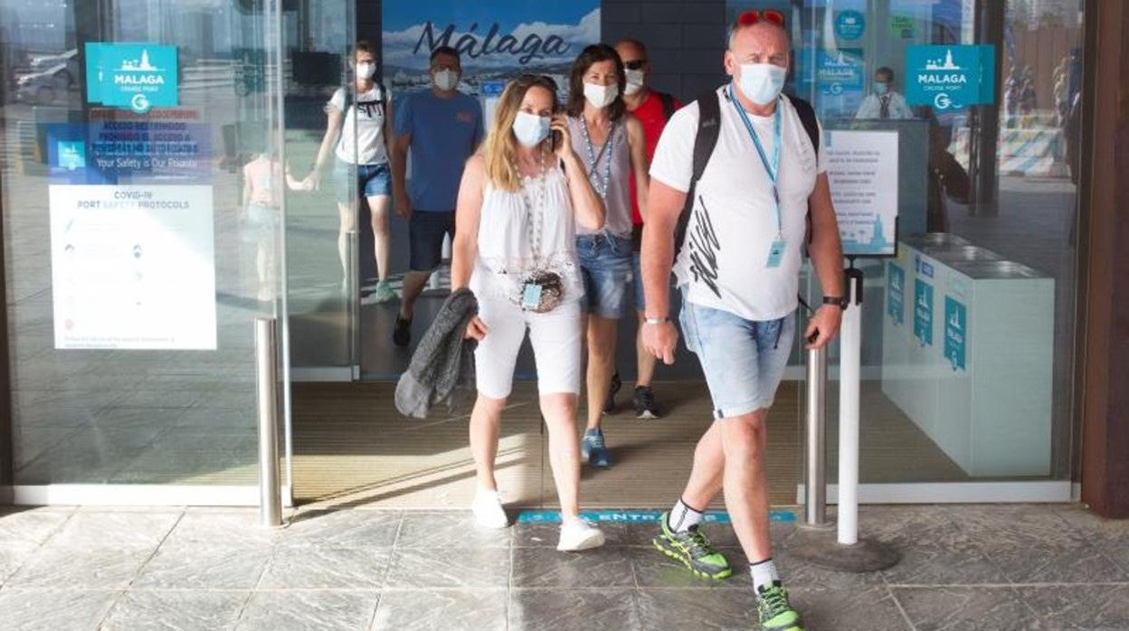 Llegada de turistas a Málaga en el primer crucero con escala en la Península desde el inicio de la pandemia
