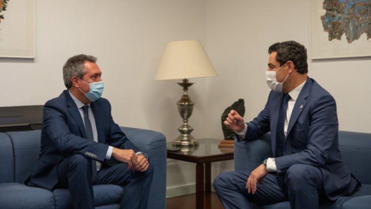 Juan espadas y Juanma Moreno reunidos en el despacho del presidente en el Parlamento