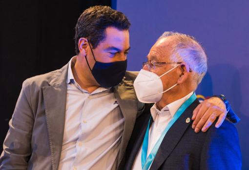 Juanma Moreno Bonilla y Gabriel Amat durante el congreso del PP en Almería.