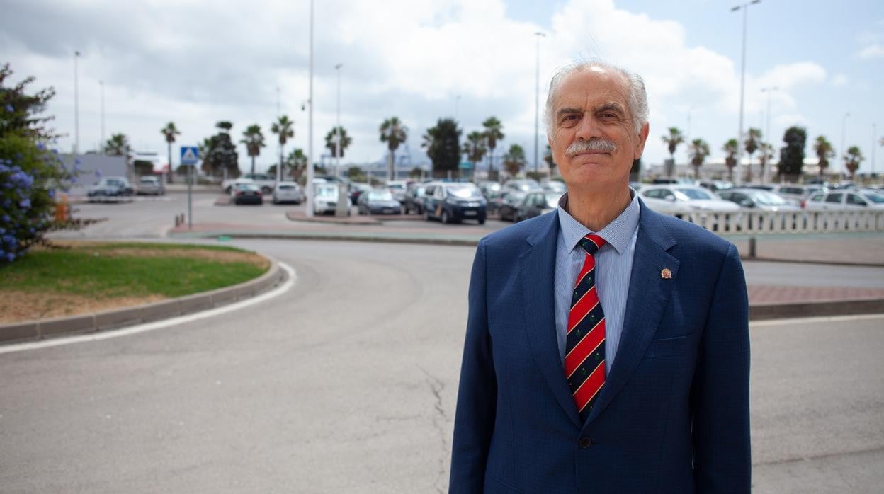 Julio Berzosa, capitán marítimo de Algeciras, posa en las inmediaciones del puerto
