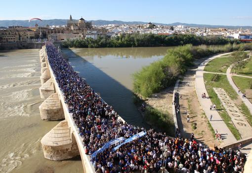 La manifestación en apoyo de la Capitalidad del 20 de marzo de 2011 transita por el Puente Romano