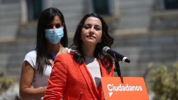 Inés Arrimadas sitúa a Fran Hervías tras la crisis del Ayuntamiento de Granada