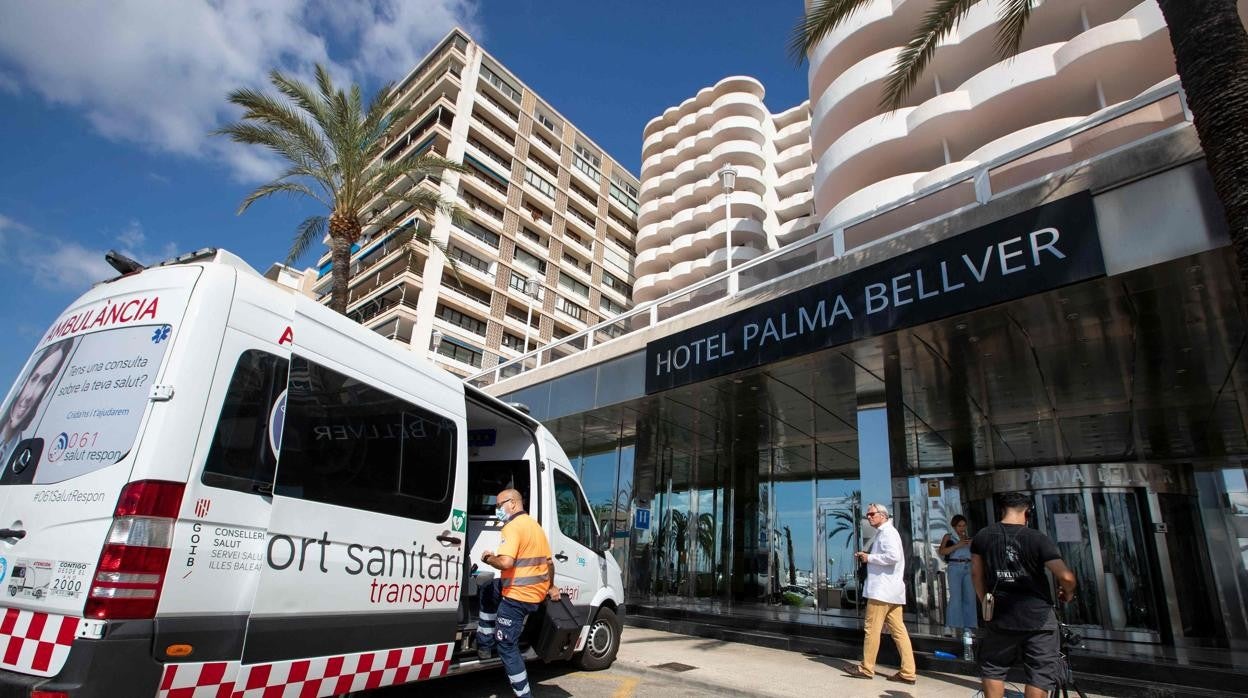 Una ambulancia a las puertas del Hotel Bellver de Palma de Mallorda, el día 29 de junio