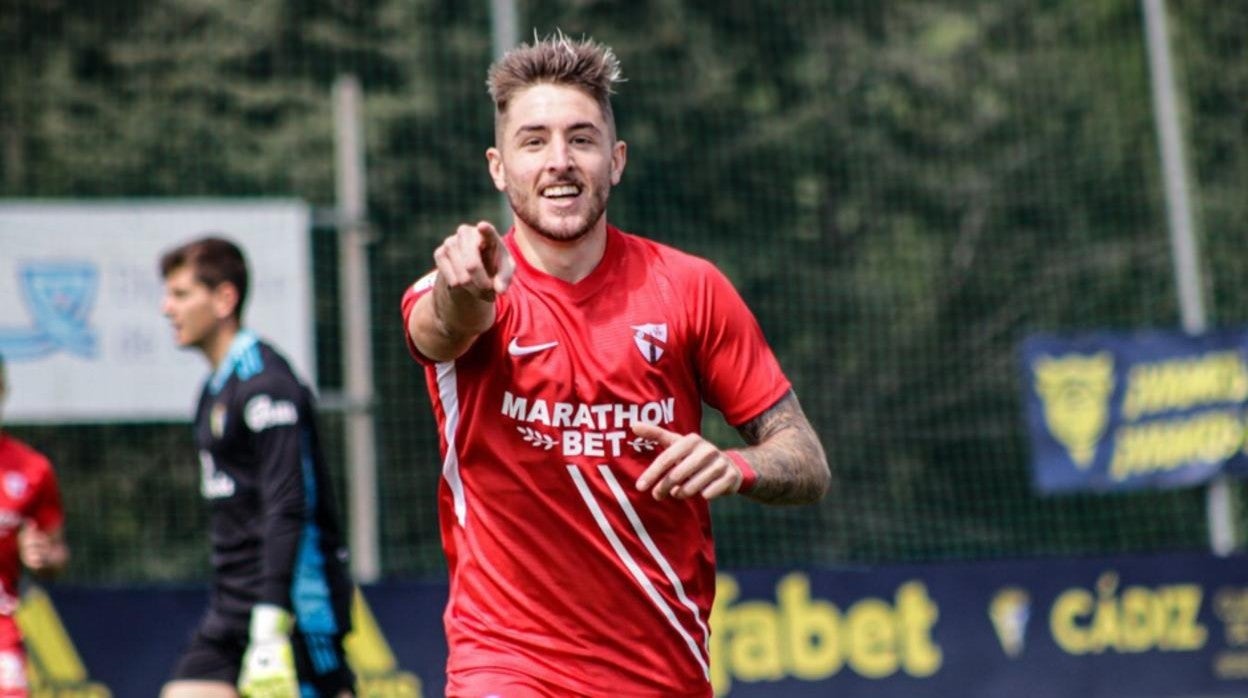 Antonio Casas celebra un gol con la camiseta del Sevilla Atlético