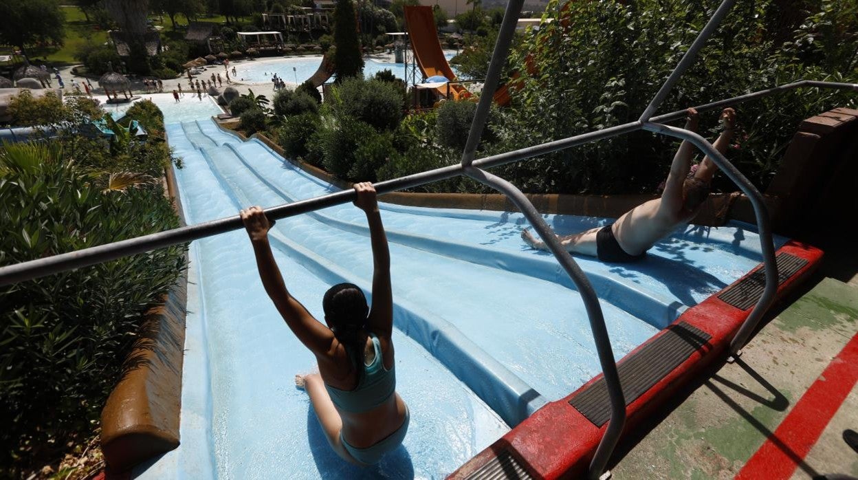 Imagen de algunos de los toboganes de Aquasierra Córdoba